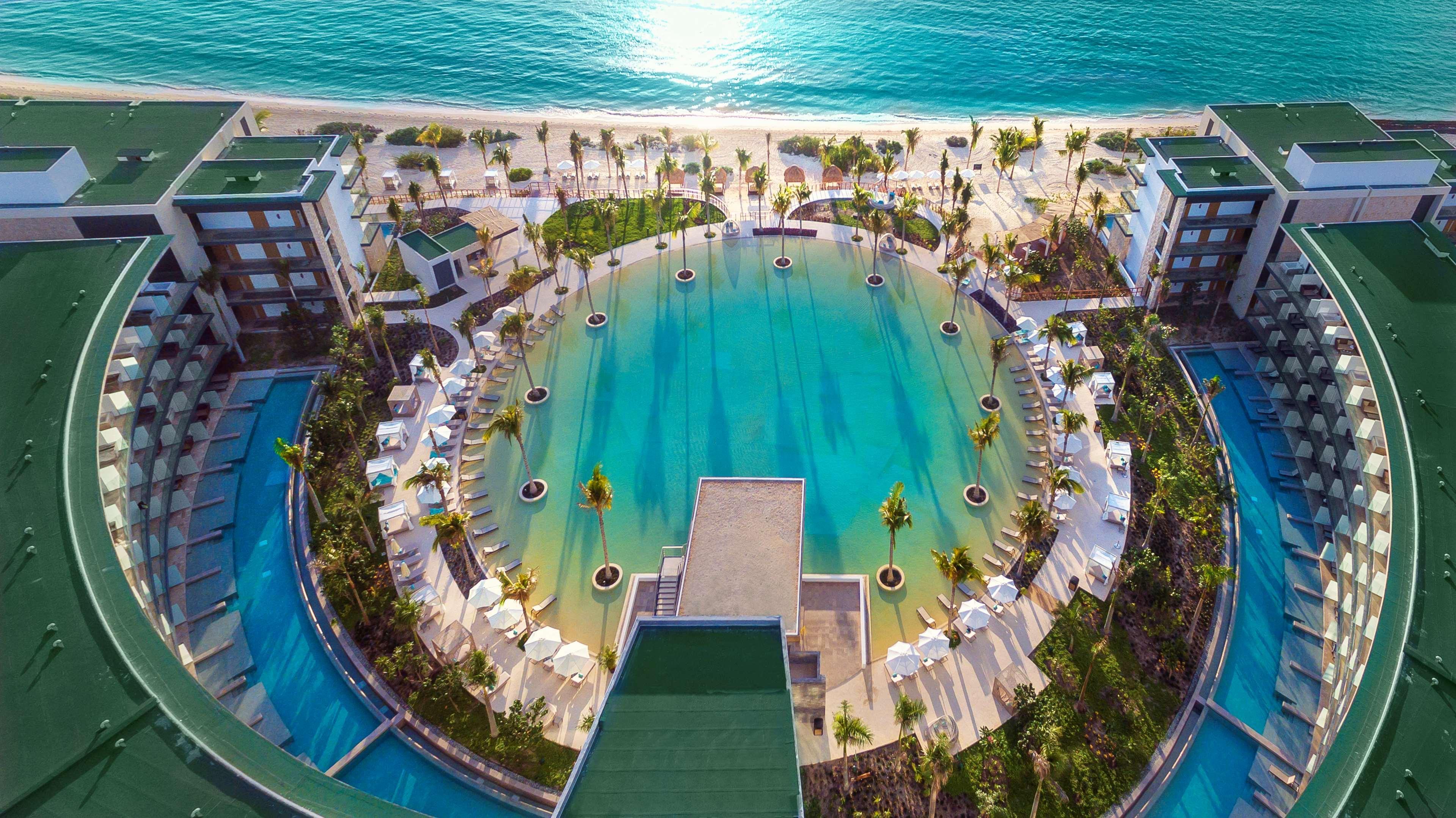 Alfredo V. Bonfil Haven Riviera Cancun (Adults Only) מראה חיצוני תמונה Aerial view of the pool at the Atlantis Paradise Island