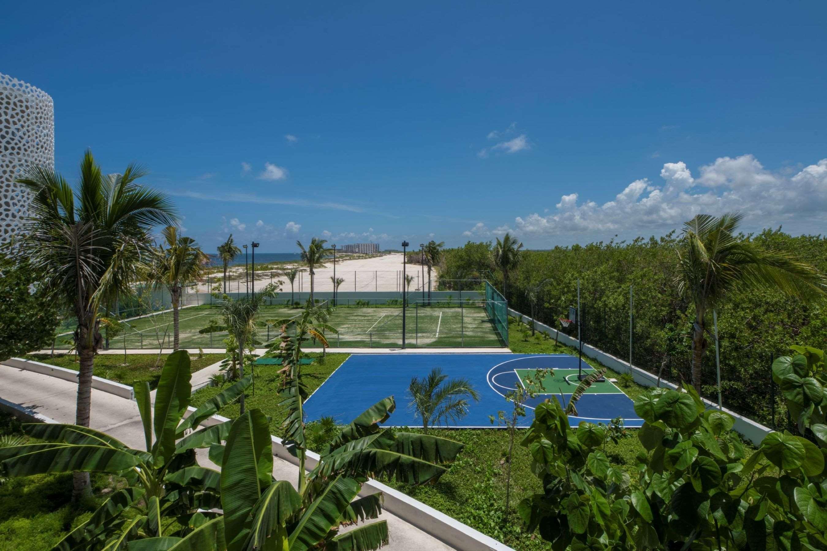 Alfredo V. Bonfil Haven Riviera Cancun (Adults Only) מראה חיצוני תמונה Tennis and basketball courts