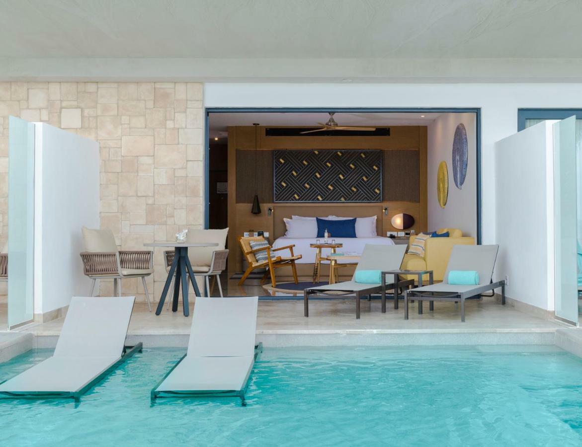 Alfredo V. Bonfil Haven Riviera Cancun (Adults Only) מראה חיצוני תמונה A swim-up room at the Hard Rock Hotel